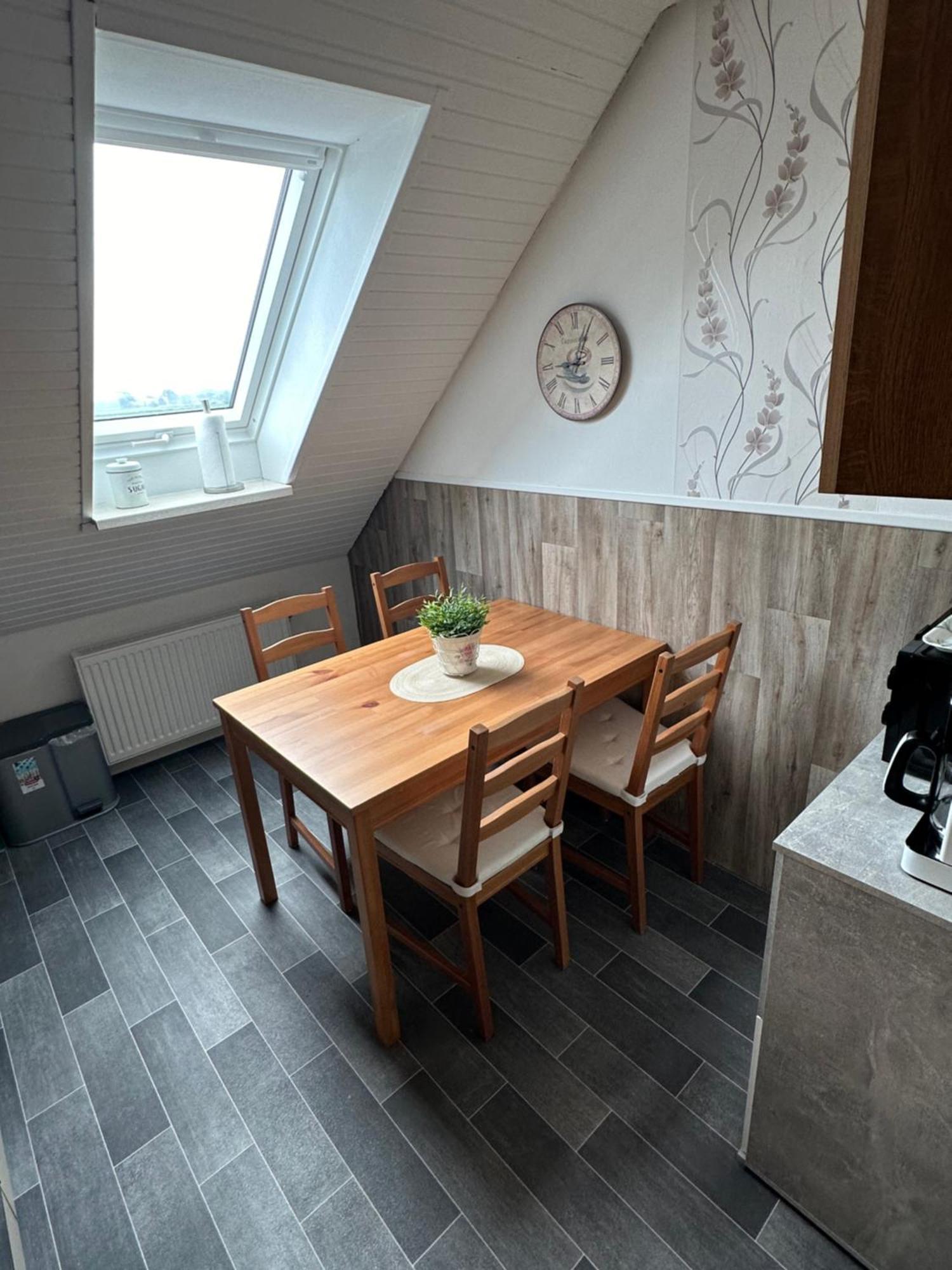 Rosenhaus Esens - Wohnung Backbord Bagian luar foto