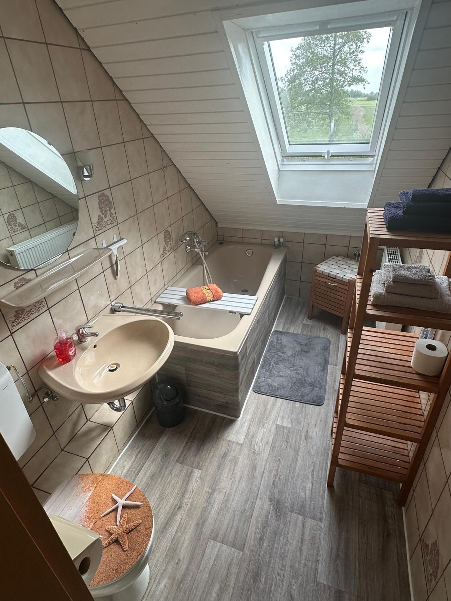 Rosenhaus Esens - Wohnung Backbord Bagian luar foto